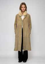 Load image into Gallery viewer, Shearling Beige Jacket
